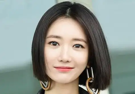 40岁短发型图片女减龄,2023圆脸女士哪种短发好看显年轻_女生扫一扫