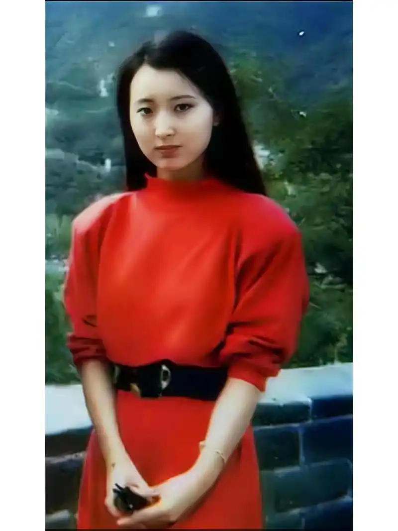 陈晓旭生活照,这两张红衣下的陈晓旭,依然是美得不可方物.