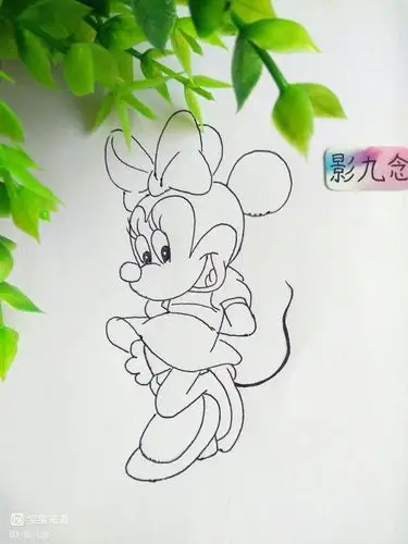 绘画手绘一幅超可爱的米妮纪念我们的2020