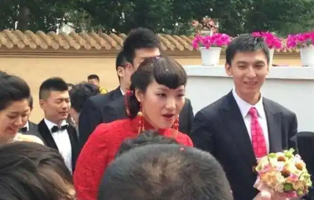 吉喆生前婚礼照曝光妻子穿中式礼服肤白貌美身高1米8