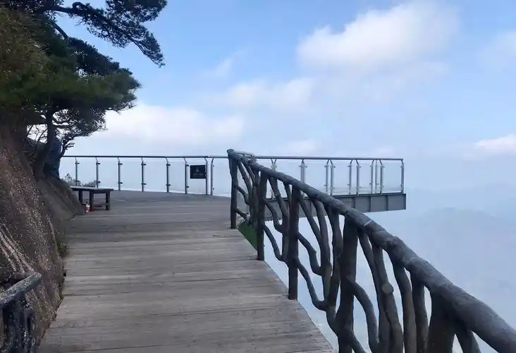 三清山高空玻璃观景平台也称乾坤台海拔1600米