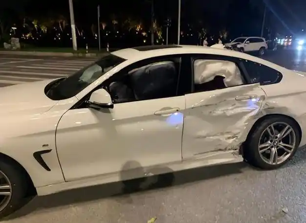 男子新买宝马车好朋友借车回家炫耀被撞毁后直言你起诉我吧