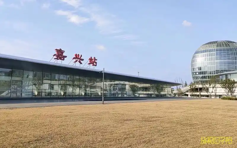 浙江旅行记,焕然一新的嘉兴站,堪称森林中的火车站既美观又大气