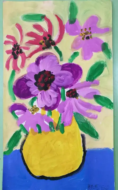 的花》这课是造型,表现课,通过对基本色彩知识的认识,对瓶花进行绘画