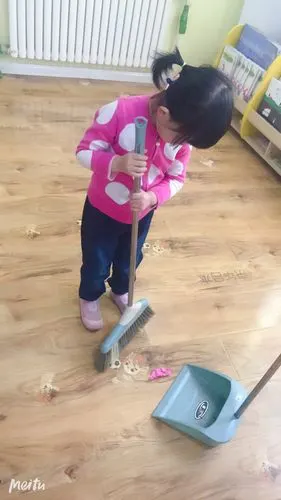恩慈小朋友帮助老师扫扫地上的垃圾!
