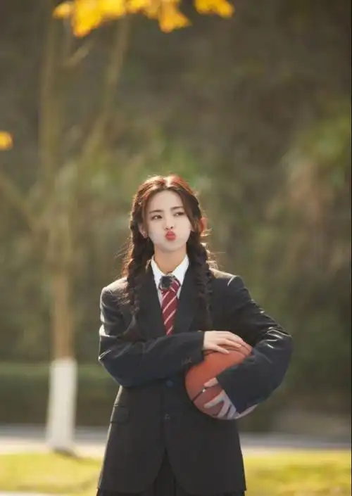 成功get到杨超越的颜值穿水手制服拍写真清纯甜美一眼就爱上