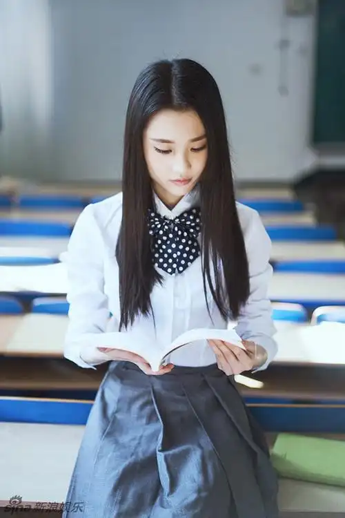组图太青春张慧雯格子裙变身清新校花小花张慧雯发布了全新校园写真