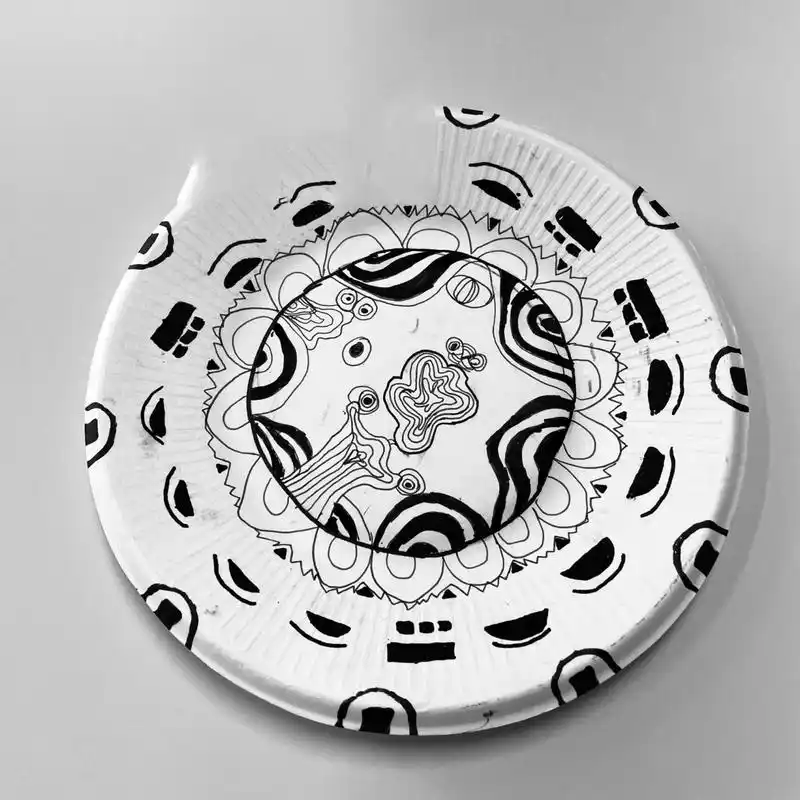 《漂亮的挂盘》点线面|黑白盘子画 孩子们的作品,点线面装饰盘子画,不