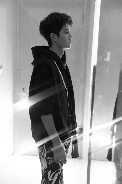 王一博练习室黑白大片曝光 随性自然荷尔蒙爆棚