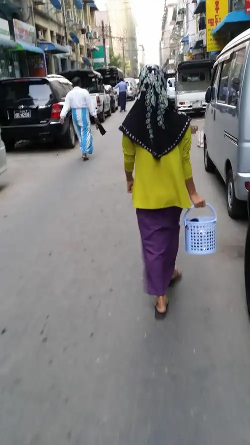 默默注视了这个穿着纱笼的穆斯林妇女许久,文化既可以传承,文化也可以