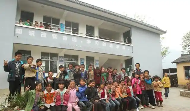 农村学校大量合并撤校,是好是坏?农村孩子上学怎么办?