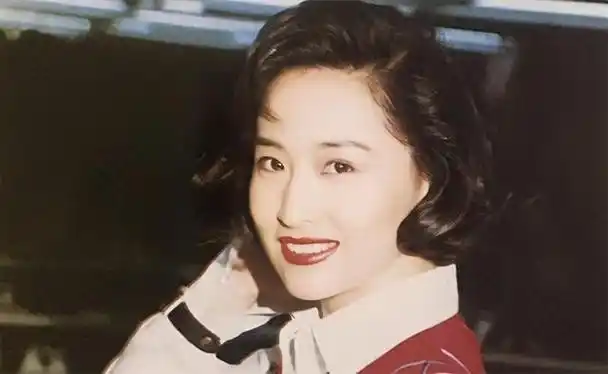 得不到眼前人的全心全意,于莉黯然地选择离开.