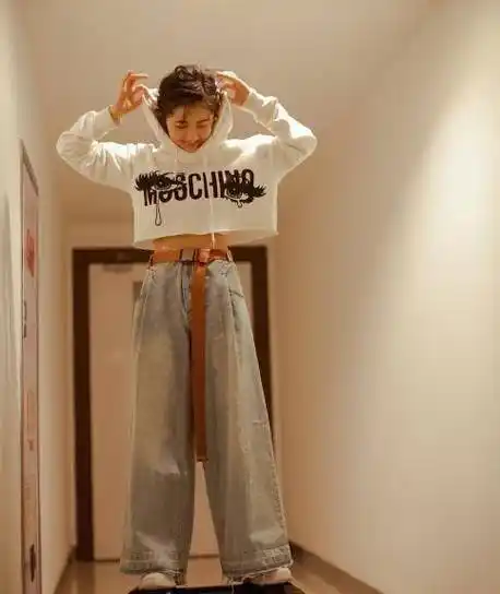 张子枫不听造型师劝,模仿泫雅穿"水桶裤",最后效果太意外!