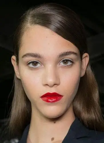 时尚 时尚心经 正文    倒三角型脸——腮红下移 转移焦点   倒三角