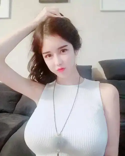韩国巨乳美女李秀彬的性感图片
