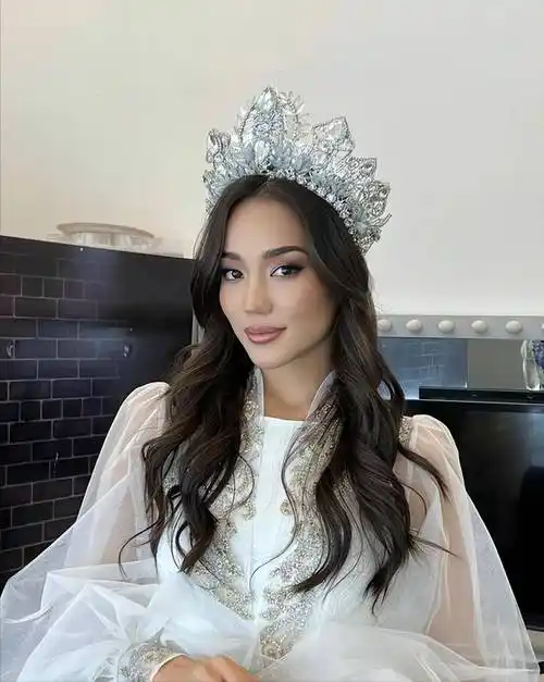 之后她将代表哈萨克斯坦参加世界小姐.2022年环球小姐哈