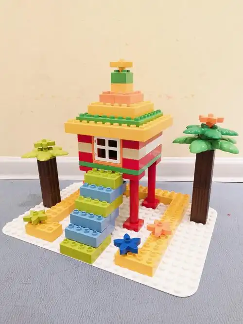 本周乐高课主要搭建作品《吊脚楼》