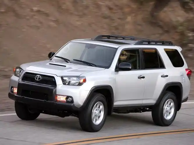 白色丰田4runner右前方