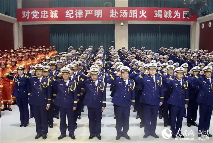 湖北消防救援队伍身着"火焰蓝"新制服亮相