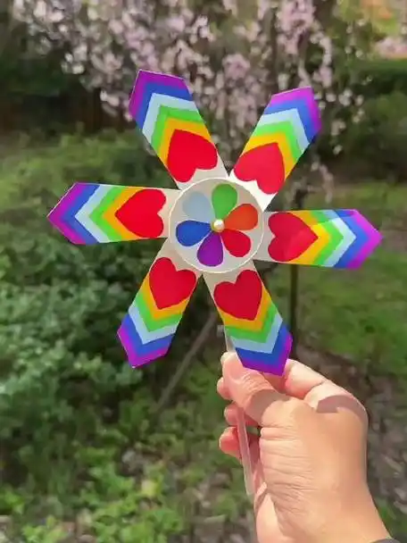 亲子手工##手工diy#    用一次性纸杯就能做出彩虹风车~    今炭创