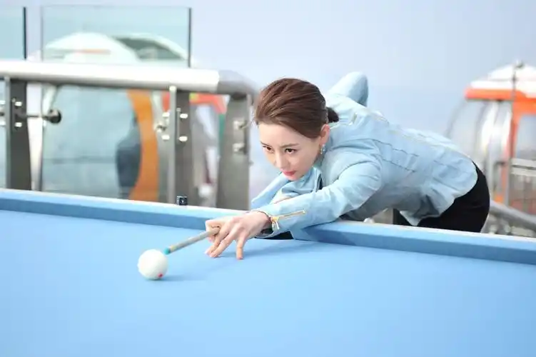 "九球天后"潘晓婷上演高空台球 讲述台球故事 - 明星 - 南方娱乐网