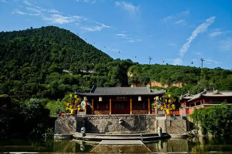 p>骊山,位于陕西省西安市 a target="_blank" href="/item/临潼