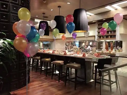 自助餐厅氦飘布置