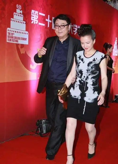 许亚军第四任妻子比前妻何晴小13岁!