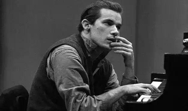 用录音室隔离出来的自由钢琴大师格伦古尔德