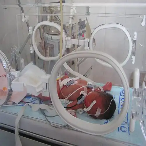 孕28周孕妇突发早产,在高空紧急产子,早产宝宝该如何护理?