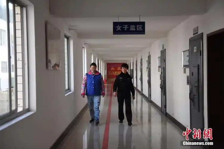 笔者近日走进湖北十堰看守所,用镜头记录下一名普通女管教的日常工作