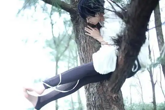 郁可唯着优雅小礼服光脚爬树 新造型清新温婉