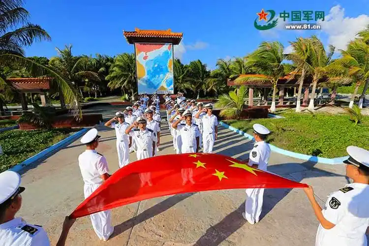西沙官兵向国旗和党旗宣誓