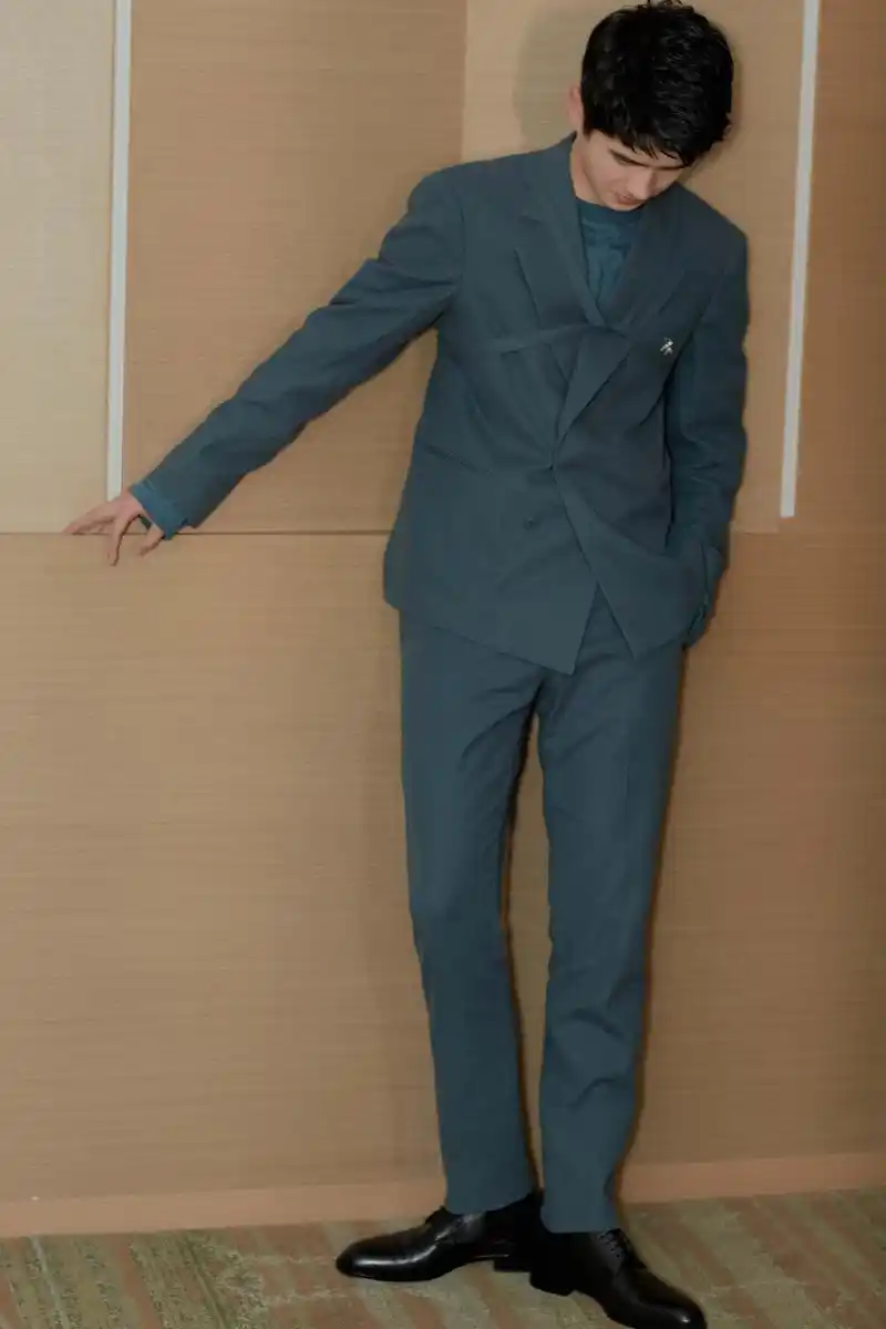 刘昊然穿深蓝色西装绅士儒雅蜻蜓胸针点亮整体造型