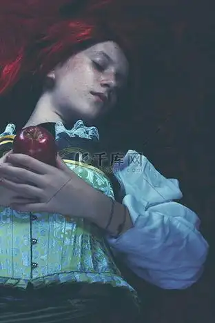 年轻的女人以诗意的方式淹没.