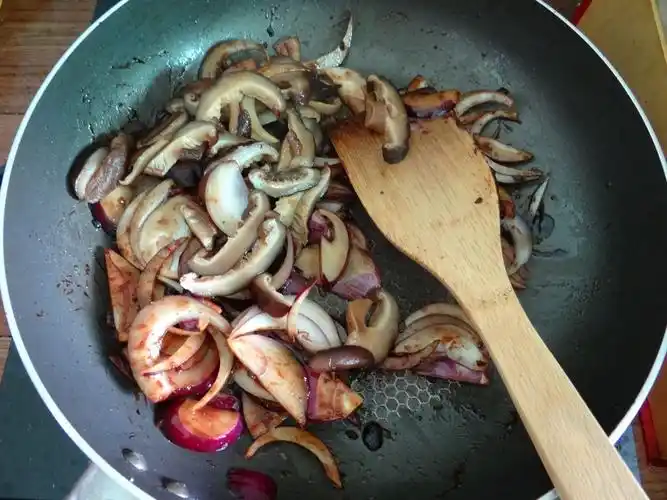 洋葱炒香菇