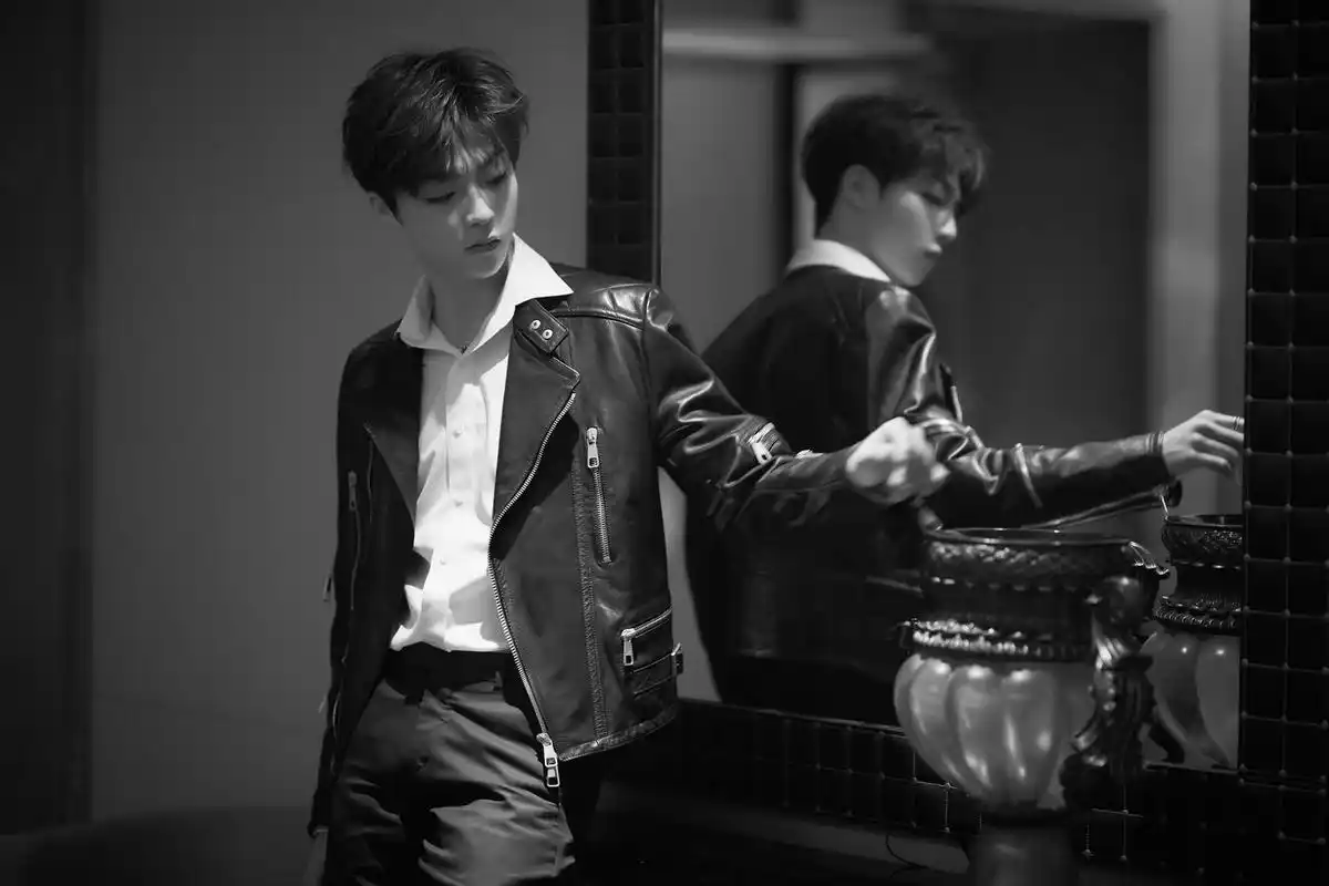 陈立农今日活动造型高清图释出 黑色皮夹克的超a农农