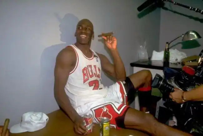 们基本都不爱抽烟,他们爱的是更高级的雪茄,尤其是对于帮主乔丹而言