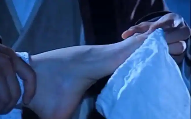 倚天屠龙记赵敏被张无忌挠脚心贾静雯和陈钰琪的反应却大不同