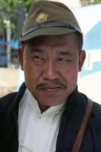 因长相演反派出名,被称为"汉奸专业户",他的妻女却貌美如花