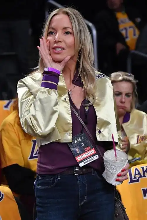 湖人老板珍妮:浓眉是基石 本没打算交易他 为了东契奇我们付出了很多