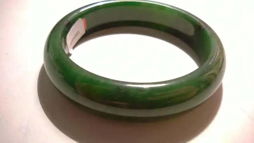 帮忙给这个玉镯子估估价