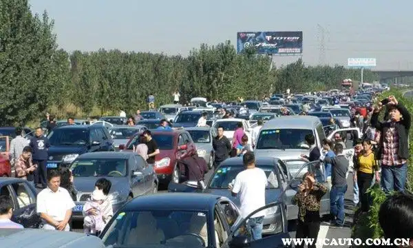 京藏高速堵车27天原因京藏高速堵车27天吃什么