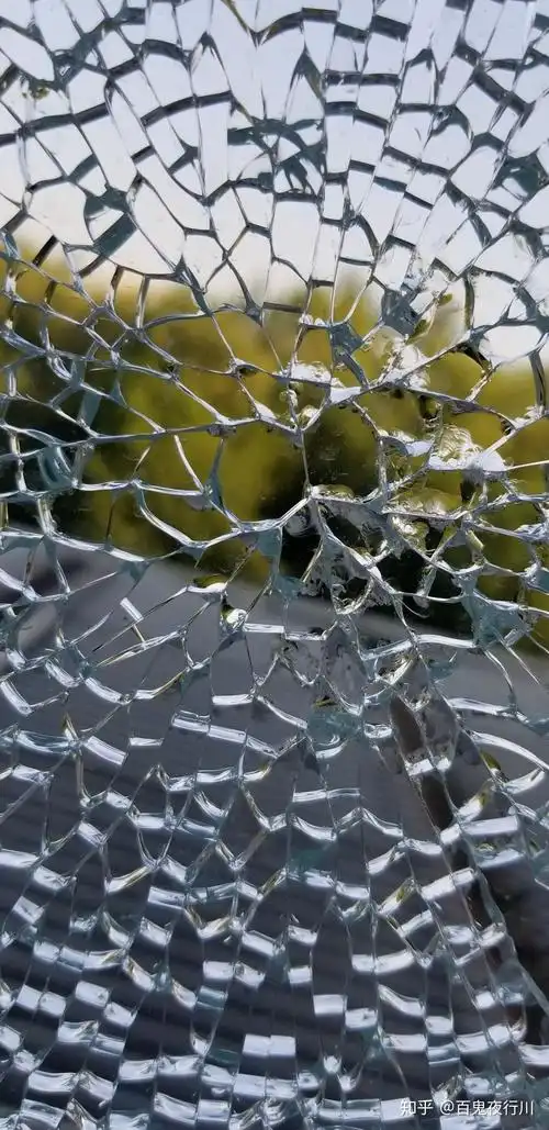 钢化玻璃突然自爆是质量问题还是操作不当?物业需要承担责任吗?