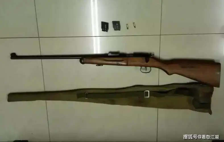 警方发现凶手把凶器就留在这里的餐桌上,是一把健卫-8型小口径步枪,枪