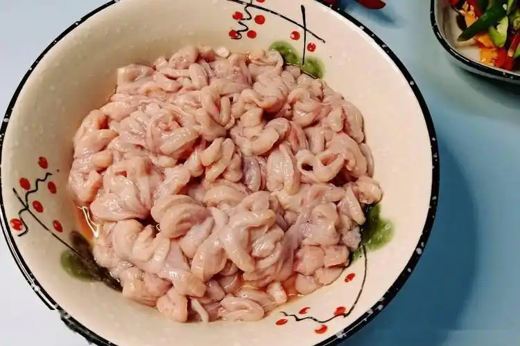 1,生肠用剪刀剪花,或者用刀切花,然后放清水里泡出血水.