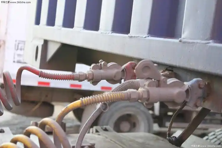 气接头相互连通后,要拧开牵引车上的半挂车气路连接分离开关,使其处于