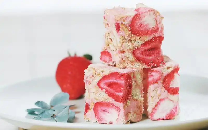 只需一口不粘锅就能做出比牛轧糖还好吃的草莓雪花酥