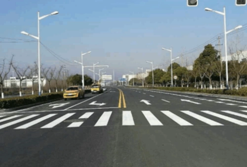 双粗虚线中间一条实线马路上两条白色双虚线夹着一条白色实线是什么