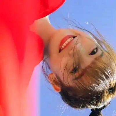 给人一种阳光的头像女生高清图片